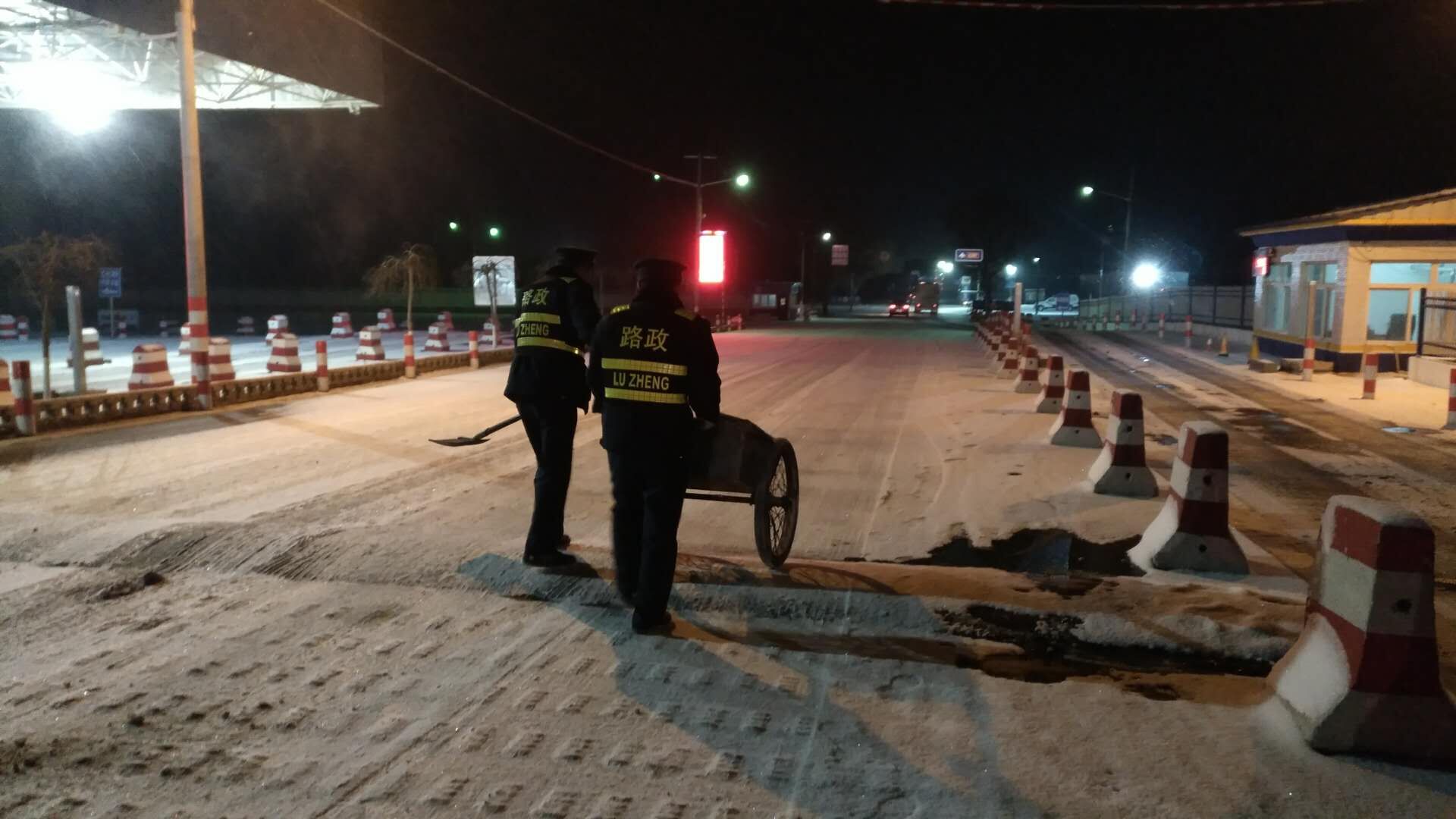 王圈梁治超站积极除雪保畅通.jpg