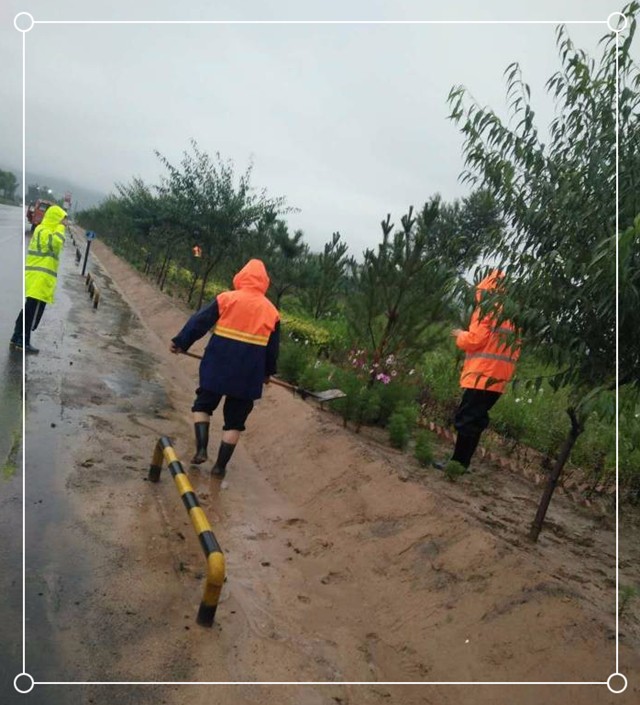 雨中的养路人1.jpg