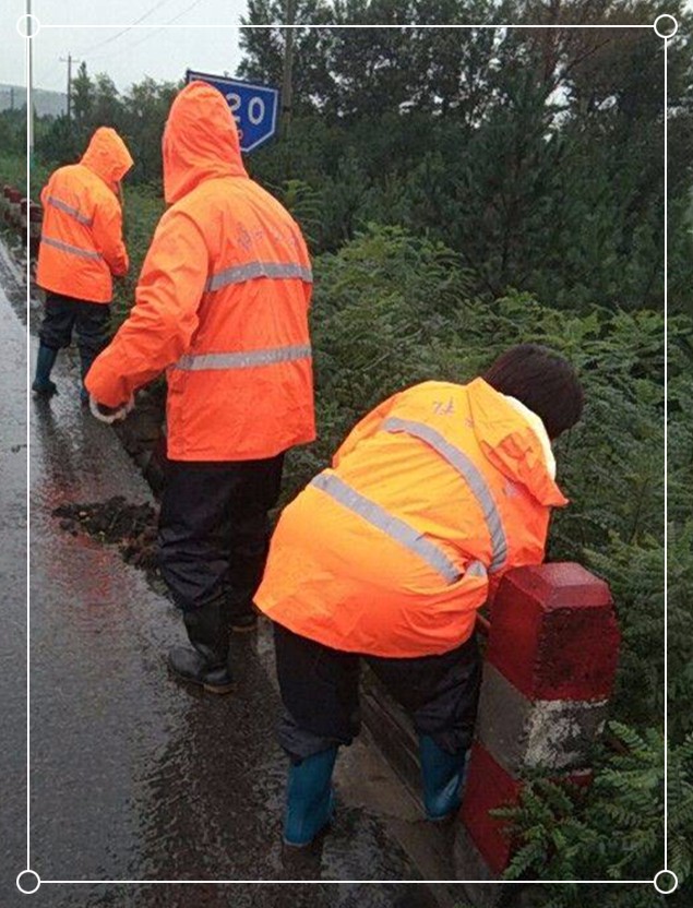 雨中的养路人4.jpg