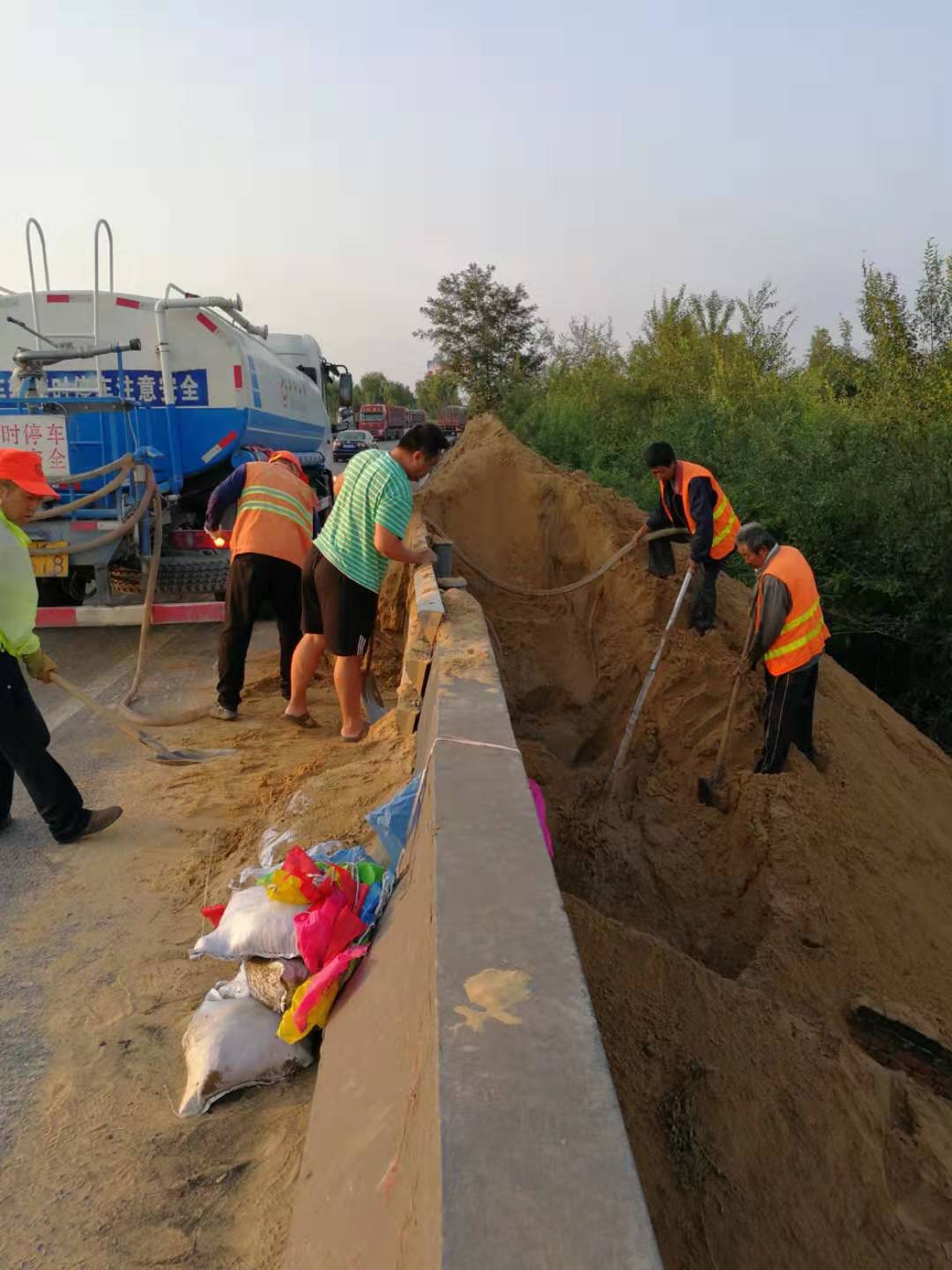 201908261566814125853.jpg 顶天立地公路人 (3).jpg