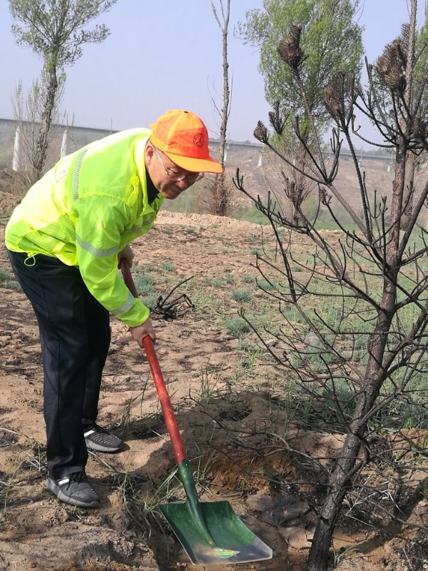 一把铁锹一片天 (1).jpg
