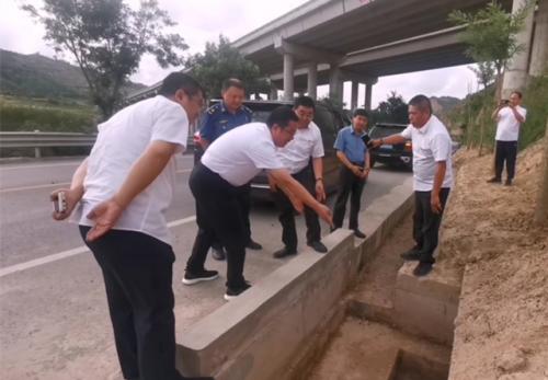 公路局局领导工作纪实录 (1).jpg