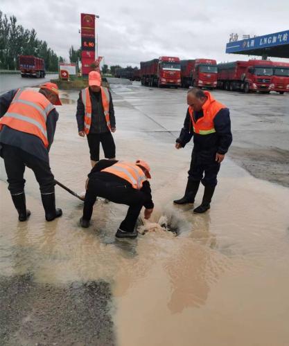 1660792767580960.jpg 雨中巡查1_副本.jpg