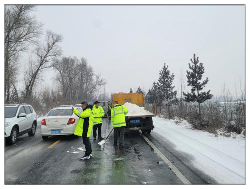 雪路上的养路人 (1).jpg