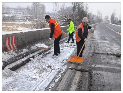雪路上的养路人 (2).jpg